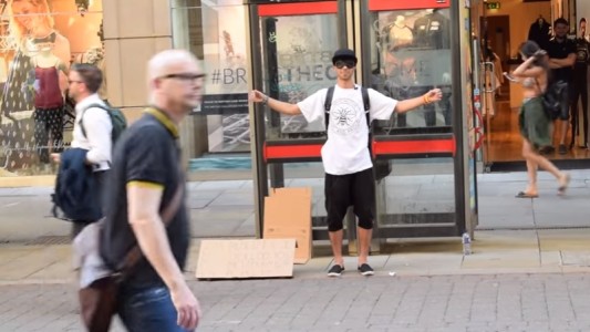 Video: Joven ofrece sus abrazos en Manchester para comprobar si la gente confía en los musulmanes