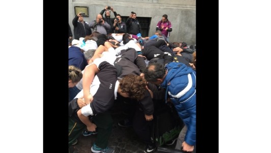 Así fue el "scrum simbólico" del Floresta Rugby Club frente a la Legislatura para pedir una cancha propia
