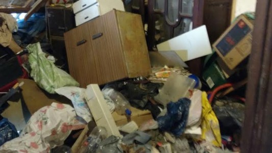 La Municipalidad de Rosario ordenó vaciar la casa de un hombre que sufre síndrome de Diógenes