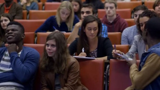 Escándalo: una universidad pidió a sus alumnas "un lindo escote" para la graduación