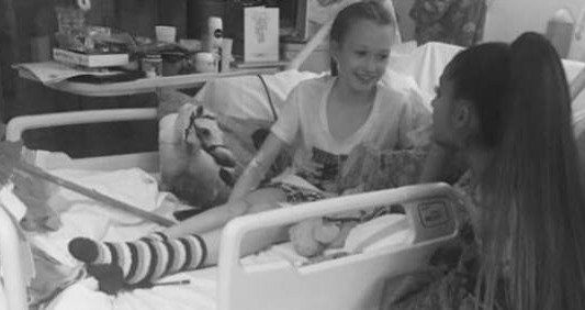 La emotiva visita de Ariana Grande a las víctimas del atentado en Manchester