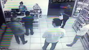 Video impactante: entró a robar a una farmacia, todos los clientes eran policías y lo mataron