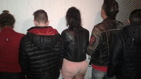 Encontraron a cinco adultos junto a una adolescente en un hotel alojamiento