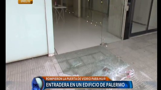 Entraron a robar a un edificio y rompieron la puerta de vidrio para poder escapar