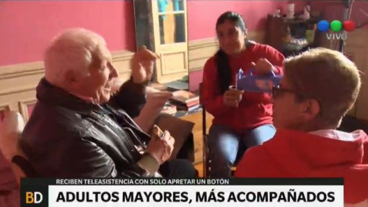 Adultos mayores acompañados por la Cruz Roja