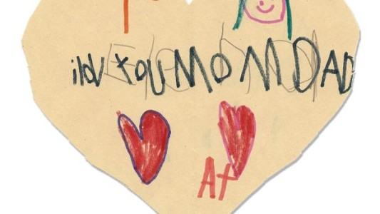 Antes de morir, una nena de 6 años dejó escondidos dibujos y mensajes para su familia