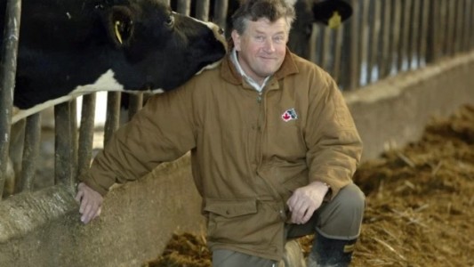 El perro de un millonario británico le dio marcha a un tractor y aplastó a su dueño