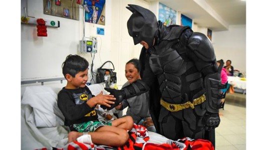 La historia del BAtman anónimo que visita a los chicos del Hospital de Niños de La Plata