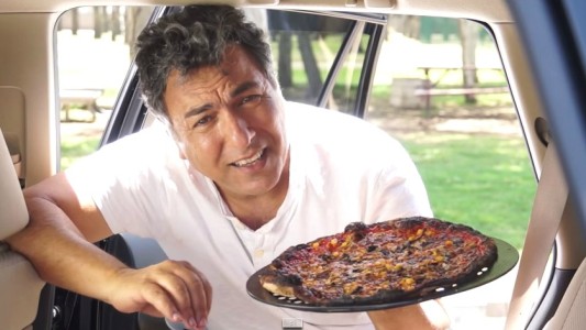 Calienta una pizza en el interior de un auto para demostrar que no debe dejarse ahí a los chicos