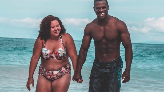Alto impacto en Instagram:  la foto de una mujer y su novio en malla paseando por la playa