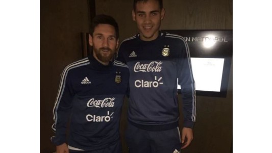 Juega en las inferiores de Lanús pero ahora le ataja penales Messi