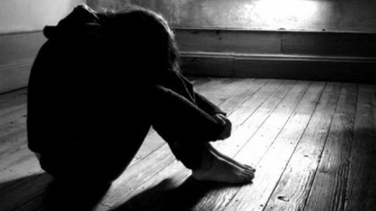 Horror en Salta: un hombre "vendió" a su esposa a dos amigos que la violaron y grabaron todo