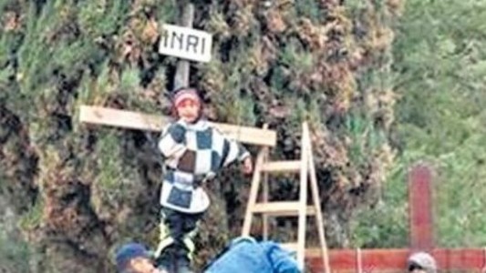 Jujuy: "crucificaron" a un nene de 9 años para pedir por la paz en el mundo