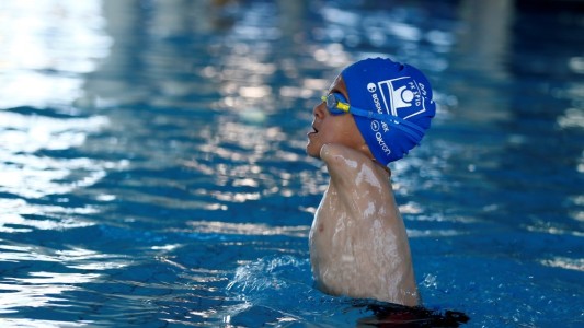 La historia del nene sin brazos que se convirtió en campeón de natación