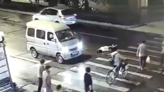 Video escalofriante: mujer es atropellada dos veces y nadie la ayuda