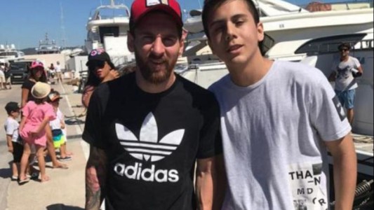 La foto de Messi con un fanático que se volvió viral ¡por su rodilla!