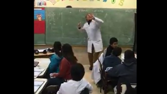 El docente que da clase al ritmo de "Despacito"
