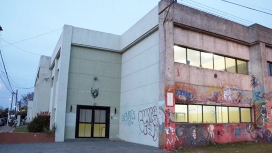 Feroz golpiza de un alumno a un profesor que no lo dejó ir al baño en clase