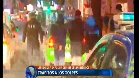 Video: "trapitos" le pegaron a policías al ser detenidos