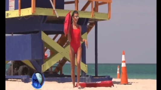 Agustina Casanova como Pamela Anderson en "Baywatch"