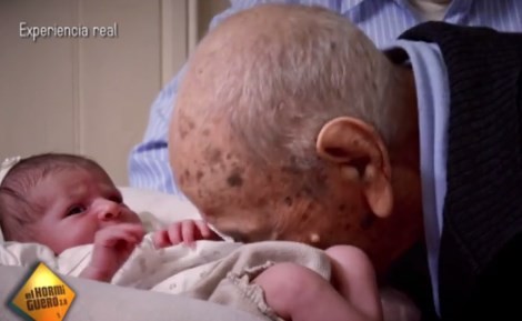 Video: el tierno mensaje de un hombre de 112 años a una bebé recién nacida