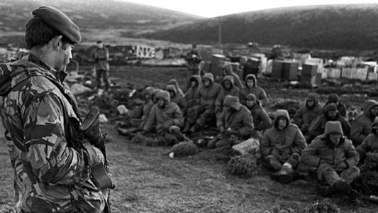 Las fotos de la rendición de Malvinas a 35 años del fin de la guerra