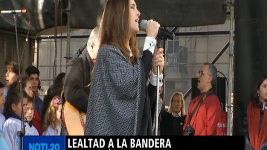 Miles de chicos prometieron lealtad a la bandera en Rosario junto a Soledad Pastoruti