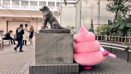 Furor japonés por esta caca de perro rosa de peluche gigante