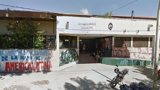 Escándalo en La Plata: la directora de una escuela obligó a los alumnos a arrodillarse para autorizarlos a ir al baño