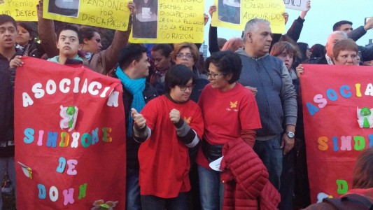 Acto en el Obelisco para protestar por la baja de las pensiones a discapacitados