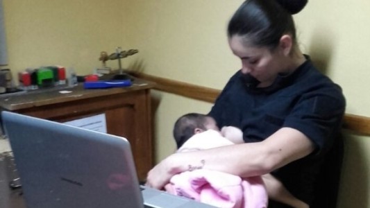La policía que amamantó a un bebé y conmovió a todos en las redes sociales
