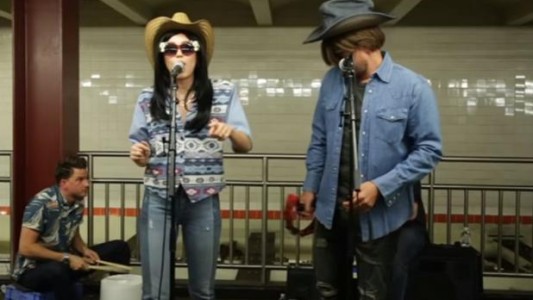 Miley Cyrus se disfrazó y revolucionó el subte de Nueva York junto a Jimmy Fallon