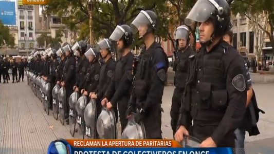 Protesta de colectiveros en Once por pedido de reapertura de paritarias