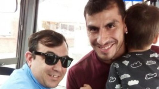 Foto viral: el arquero de la Selección que viaja en colectivo