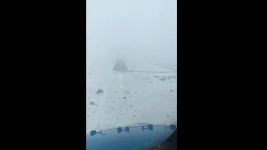Impresionante: así aterrizó un avión de Aerolíneas Argentinas en medio de una tormenta de nieve