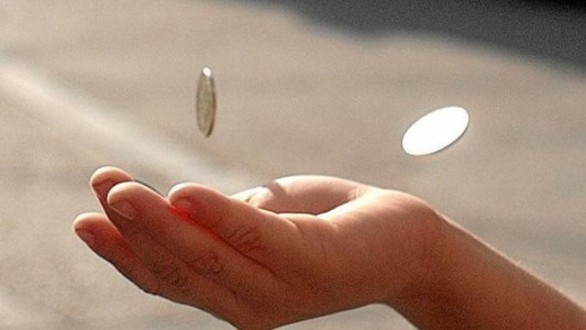 Investigan por "trata" a mujer acusada de obligar a su hijastro con Síndrome de Down a pedir limosna