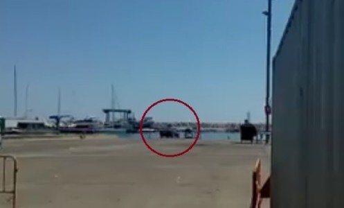 Video: mecánico tiró al agua el Mercedes de un cliente que le debía dinero