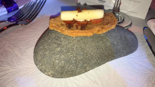 Polémica por la comida de los Martín Fierro: sirvieron el primer plato sobre una piedra y estallaron los memes en las redes