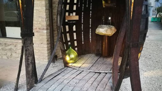 En una localidad italiana instalaron una fuente de vino gratis y explotó el turismo