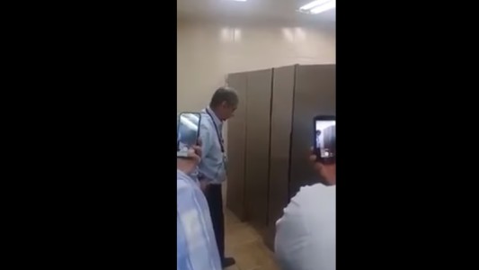 Escrachan en video a dos hombres mientras tenían sexo en un baño para discapacitados
