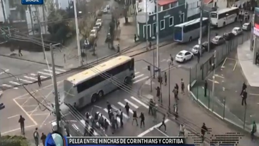 Batalla campal entre hinchas dejan casi sin vida a un hincha en plena calle, en Brasil