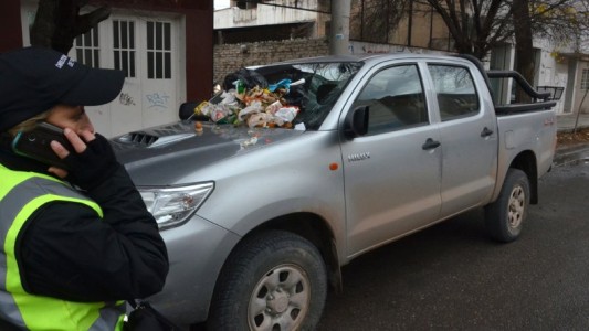 Le dejaron basura y excrementos en la camioneta porque la estacionó tapando un garaje