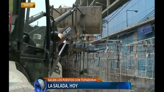 Desmantelan puestos de La Salada con topadoras