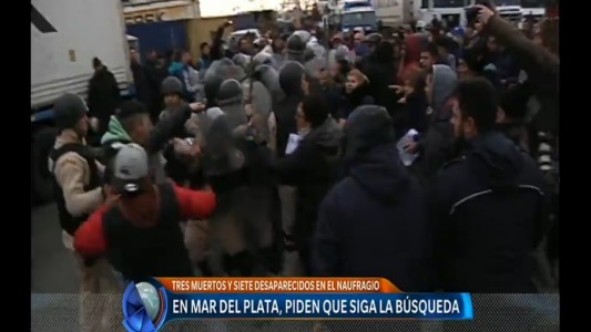 Naufragio de un pesquero: protestas para que siga la búsqueda de víctimas