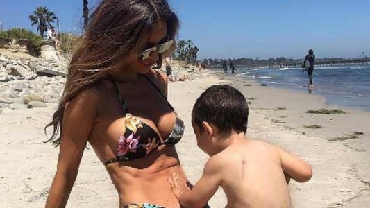 Polémica en las redes por la modelo embarazada que muestra su panza chata y con abdominales marcados