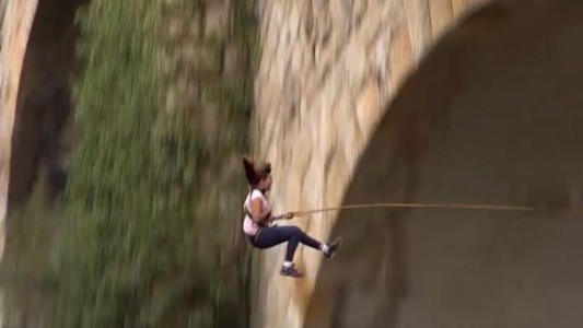 Un instructor de puenting, hablaba mal inglés, hubo confusión y murió una joven