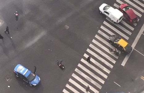 Un automovilista atropelló y mató a dos motochorros que le habían robado una mochila