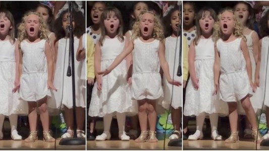 #EsViral La nena que le pasa el trapo a sus compañeros en un acto escolar y te va a dar MUCHA ternura