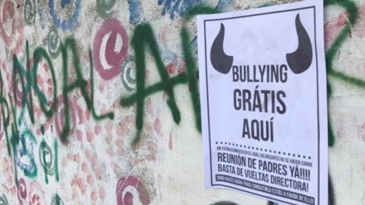 Rosario: cansada de las burlas a su hijo empapeló toda la escuela con la leyenda "Bullying gratis aquí"