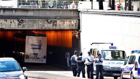 Bus turístico de París quiso pasar por un túnel muy bajo, se quedó atascado y hay al menos cuatro heridos